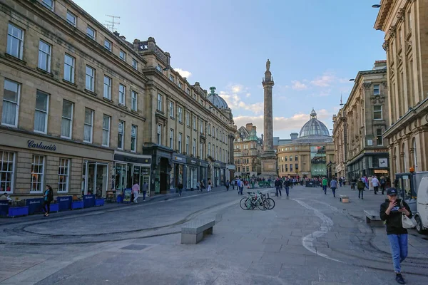 Grey Caddesi, Newcastle İngiltere, Tyne üzerinde, Grey 'in Earl Grey Anıtı' na doğru bakıyor.
