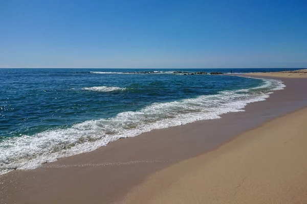 Gyönyörű Homokos Strand Portugáliában Nyáron Kék Hullámok — Stock Fotó