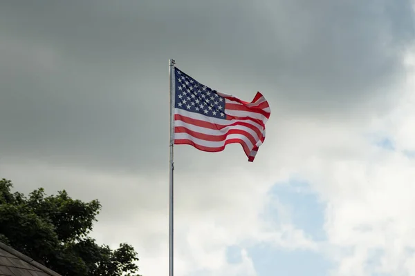 Amerikanische Flagge Stars Stripes Fliegen Wind Gegen Dunkle Stürmische Wolken — Stockfoto