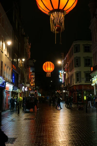 Distrito Chinatown Noite Com Lanternas Chinesas Iluminadas Refletidas Chão Molhado — Fotografia de Stock