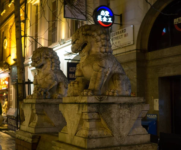 Традиционные Статуи Китайского Льва Ночью Чайнатауне Западный Лондон Англия Джеррард — стоковое фото