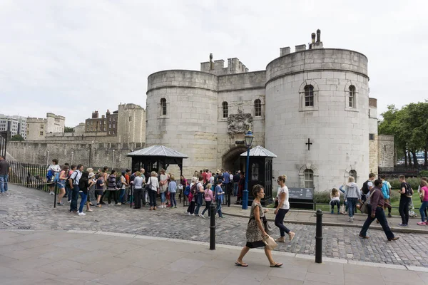 Hlavní Vchod Londýnské Tower Anglii Turisté Čekají Frontě — Stock fotografie