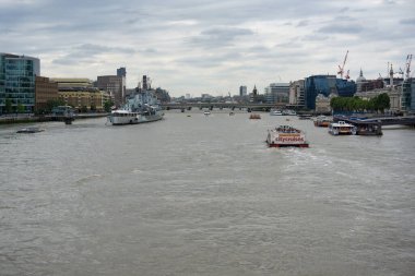 Thames nehrinde bir çok tekne Londra 'da, HMS Belfast solda.