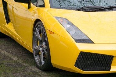 Sarı bir Lamborghini arabanın tekerlek ve farları.