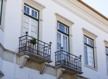 Faro, Algarve, Portekiz 'de balkonlu tipik Portekiz mimari binası.