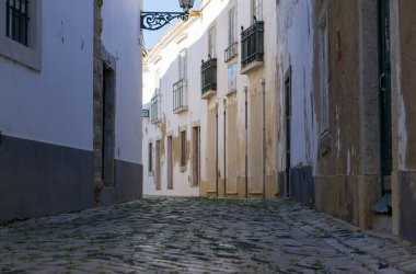 Faro, Algarve, Portekiz 'deki güzel kır kaldırımı caddesi.