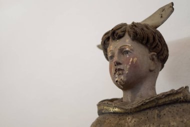 Faro katedralindeki eski ahşap oyma / Hristiyan keşişin heykeli boyası soyulmuş.