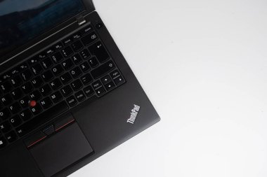 Lenovo Thinkpad X260 'ın avuç içi dinlenme yeri logosu, sağdaki boşluğu kopyala