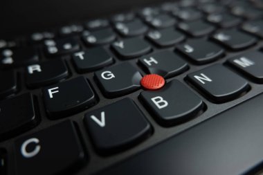 Lenovo Thinkpad dizüstü bilgisayarındaki izleme noktasını kapat. Sığ alan derinliği.