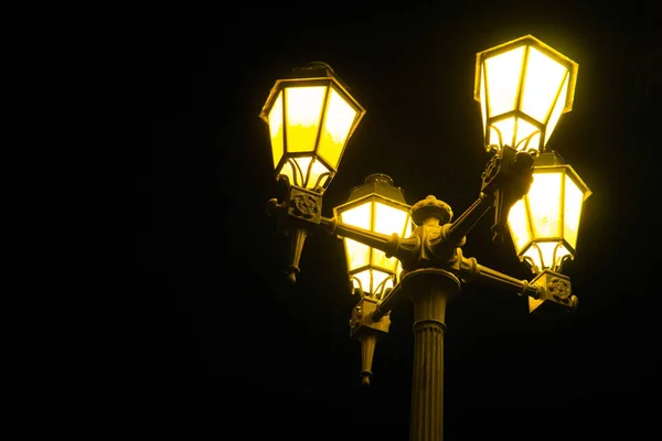 Vintage Traditionelle Natriumdampf Straßenlaterne Mit Gelbem Licht Der Nacht Faro — Stockfoto