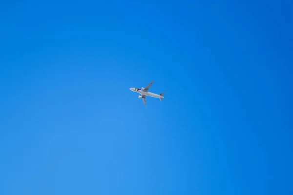 Tap Portugal Passagiersvliegtuig Vliegt Overhead Een Zonnige Dag Een Wolkenloze — Stockfoto