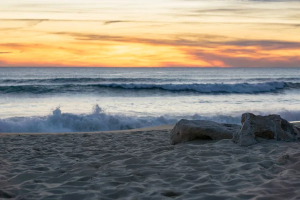 Sziklák Faro Strandon Naplementekor Algarve Ban Portugáliában Ahogy Hullámok Törnek — Stock Fotó