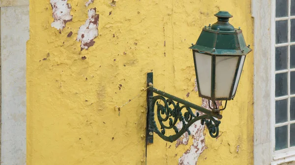 ポルトガルのアルガルヴェにあるカラフルな黄色の建物の側にある古いヴィンテージの街灯 — ストック写真