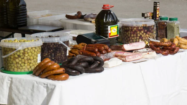 Traditioneel Portugees Eten Olijven Worst Alheiras Ham Olijfolie Buitenmarkt Algarve — Stockfoto