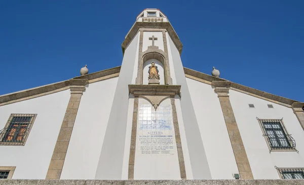 ポルトガルのポヴォア バルジムにあるラパ教会の正面ファサード 低角度 — ストック写真
