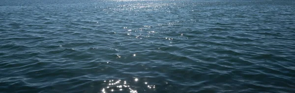 Ηρεμία Επιφάνεια Του Ωκεανού Φως Του Ήλιου Αντανακλάται Κυματισμούς Φόντο — Φωτογραφία Αρχείου