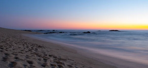 Lång Exponering Stranden Vid Skymning Med Mjölkaktig Ocean Och Blå — Stockfoto