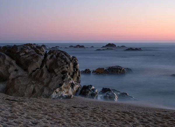 Lunga Esposizione Tramonto Sull Oceano Con Rocce Primo Piano Oceano — Foto Stock