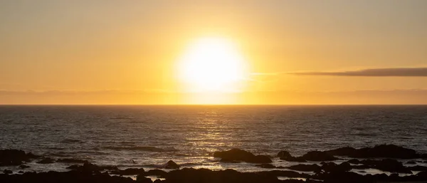Sonne Scheint Hell Horizont Bei Sonnenuntergang Über Dem Ozean Mit — Stockfoto