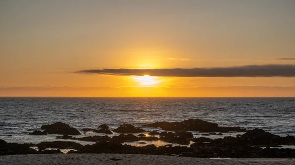 Sätter Solen Bakom Platt Moln Över Havet — Stockfoto