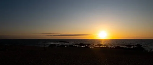 Szeroki Strzał Nad Plażą Zachodzie Słońca Odbiciami Wodzie Pięknym Gradientowym — Zdjęcie stockowe