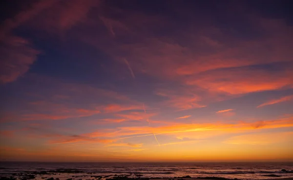 Vacker Färgglad Solnedgång Himmel Över Havet Med Röda Moln Och — Stockfoto