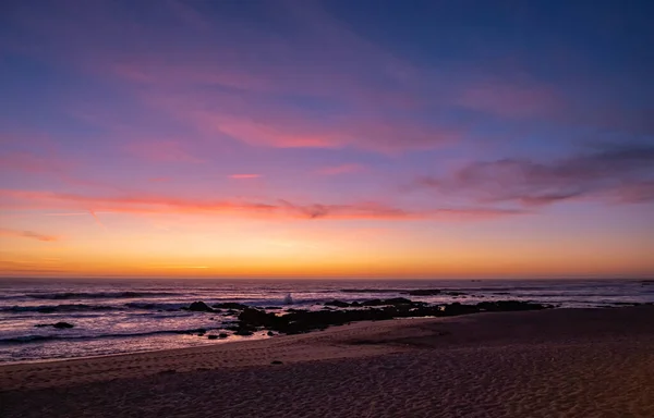 Vacker Levande Solnedgång Himmel Över Havet Med Röda Moln Och — Stockfoto