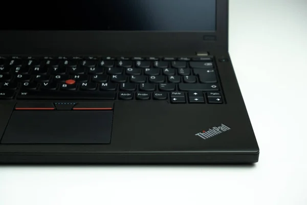 Lenovo Thinkpad X260笔记本电脑在白桌上的低角度照片 重点放在Thinkpad标识上 — 图库照片