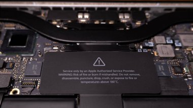 Apple Macbook Pro ana kartında uyarı etiketi kapat