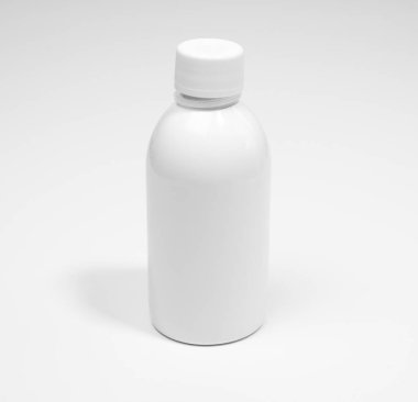 Beyaz arka planda boş beyaz plastik şişe.