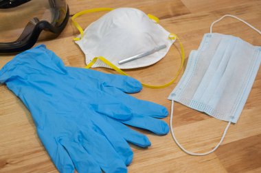 Tahta masada tıbbi kullanım için PPE kişisel koruyucu ekipman.