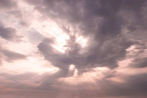 Raggi Sole Che Brillano Attraverso Nuvole Nel Cielo Rosa Tramonto — Foto Stock