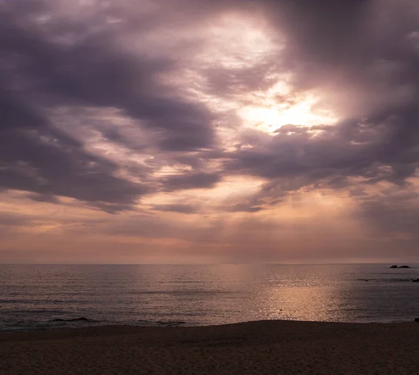 Promienie Słońca Świecące Przez Chmury Oceanu Zachodzie Słońca — Zdjęcie stockowe