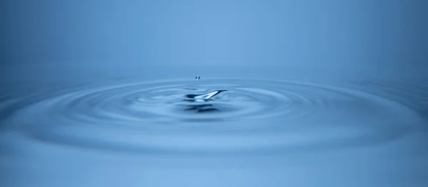 Water Droplet Falling Calm Still Water Splash Forming Concentric Circles — Stock Photo, Image