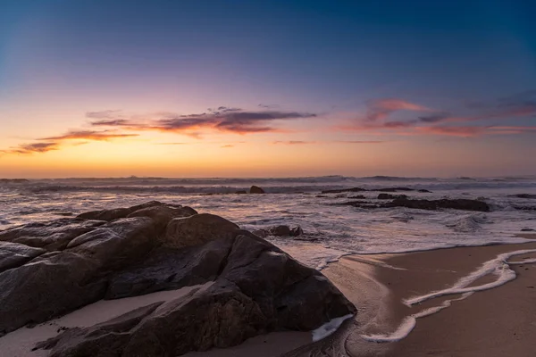 Stranden Vid Skymningen Med Stor Sten Strandlinjen Levande Orange Blå — Stockfoto