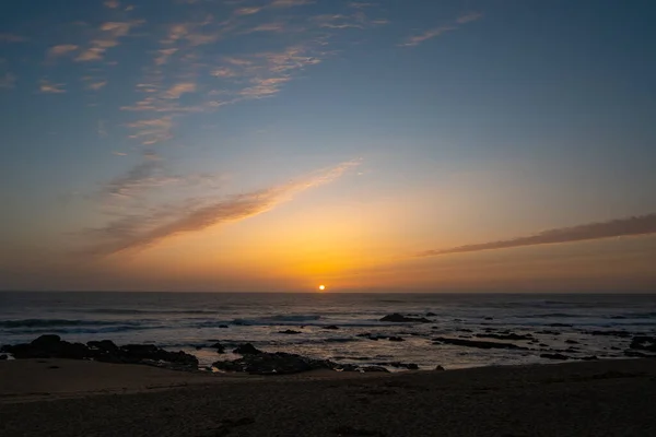 Plaża Zachodzie Słońca Portugalii Dramatycznym Kolorowym Niebem Słońce Horyzoncie Oddali — Zdjęcie stockowe