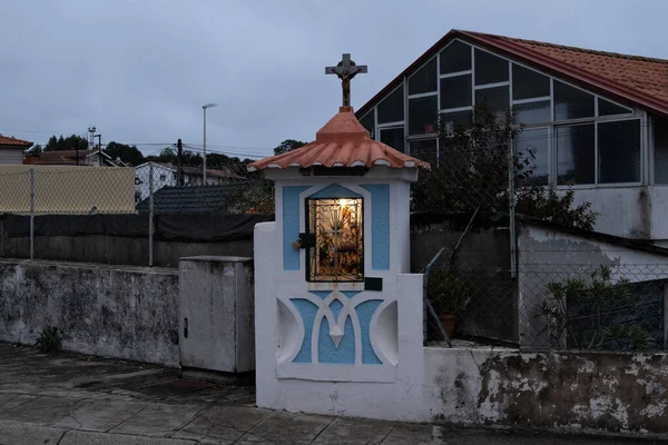 ポルトガルの田舎の夕暮れ時に照らされたカトリックのキリスト教の神社 — ストック写真
