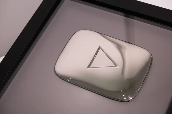 YouTube gümüş çalma düğmesi ödülü, kapat