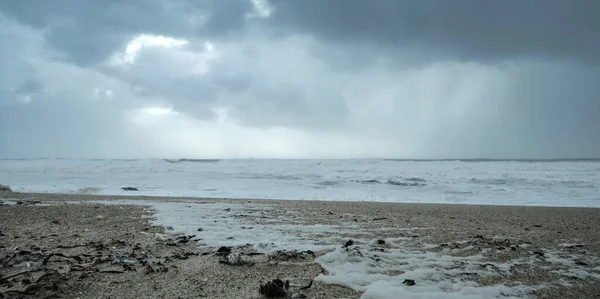 Kall Blåsig Strand Vintern Med Stormig Himmel Och Hagelstenar Sanden — Stockfoto