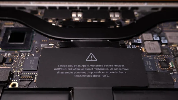 Apple Macbook Pro ana kartında uyarı etiketi kapat