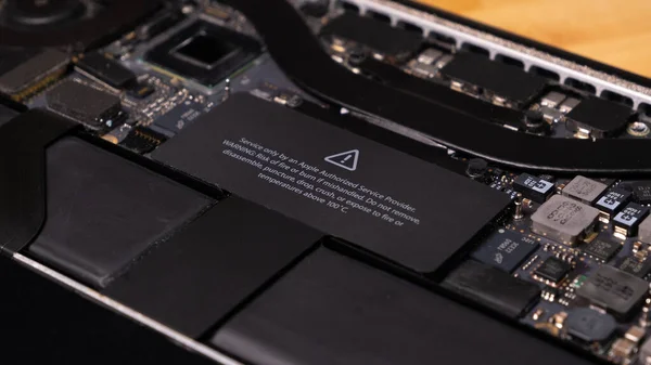 Apple Macbook Pro ana kartında uyarı etiketi - köşegen görüntüyü kapat