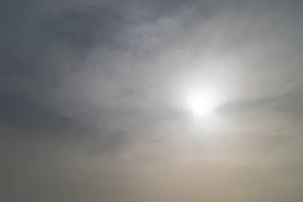 Hazy Nap Ragyog Felhők Mögött Egy Ködös Napon — Stock Fotó