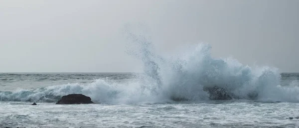 Big Powerful Waves Splashing Rocks Ocean Throwing Spray Wide Shot — Stock Photo, Image