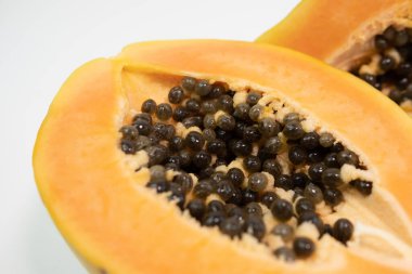 Tohumlu Papaya meyvesi, beyaz arkaplanı kapat.