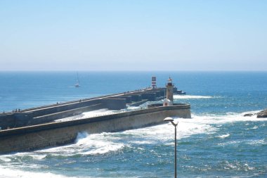 Atlantik Okyanusu, Deniz feneri ve Pier Foz Do Douro, Porto, Portekiz 'de güneşli bir yaz gününde