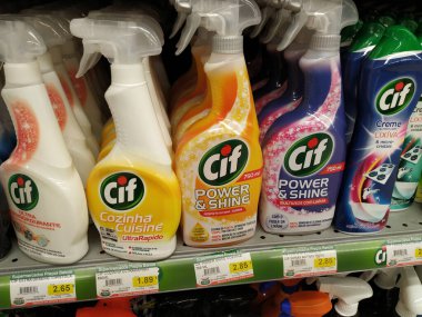 Cif Ev Mutfağı ve banyo dezenfektan temizlik ürünleri Portekiz 'de bir süpermarket rafında.