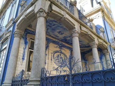 Dış cephesinde mavi ve beyaz azulejo fayansları olan geleneksel Portekiz mimarlık evi. Povoa de Varzim, Portekiz.