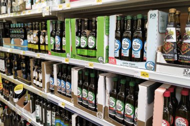 Portekiz süpermarketinde raflarda çeşitli türde Portekiz zeytinyağı 