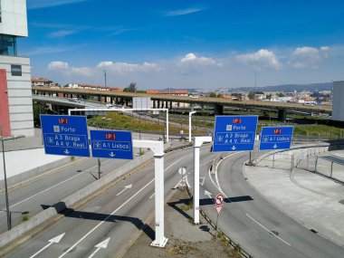 Algarve 'ı kuzeye bağlayan Portekiz' deki ana IP1 otoyoluna giriş. Braga, Lizbon ve Vila Real 'i gösteren işaretler var..