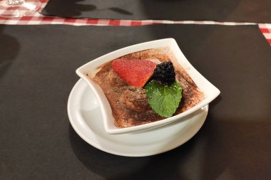 İtalyan tiramisu tatlısı ve nane yaprağı.